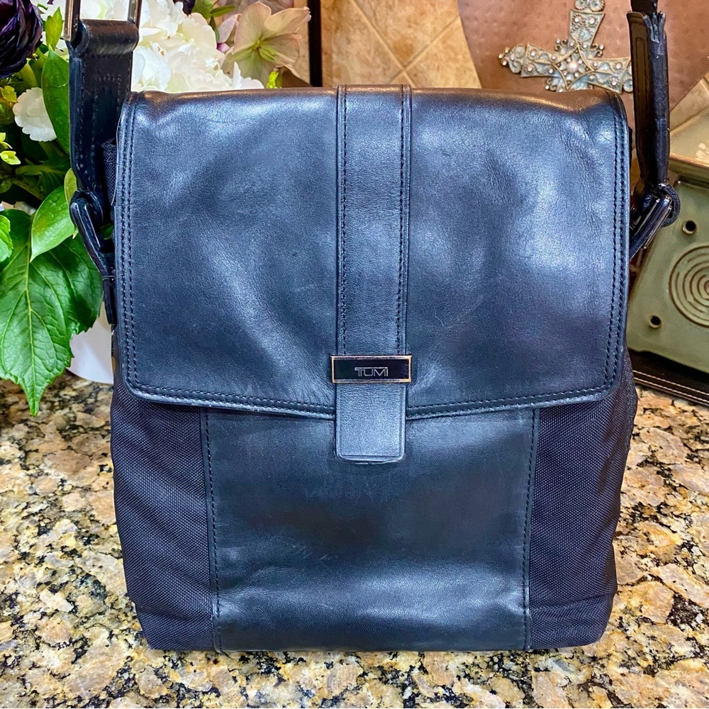 Tumi Black Leather Crossbody “ Map Bag” pre-loved , nice looking Tumi —Unisex - Picture 3 of 16